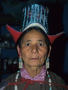 Vår søte husvertinne ble meget alvorlig foran kameraet.