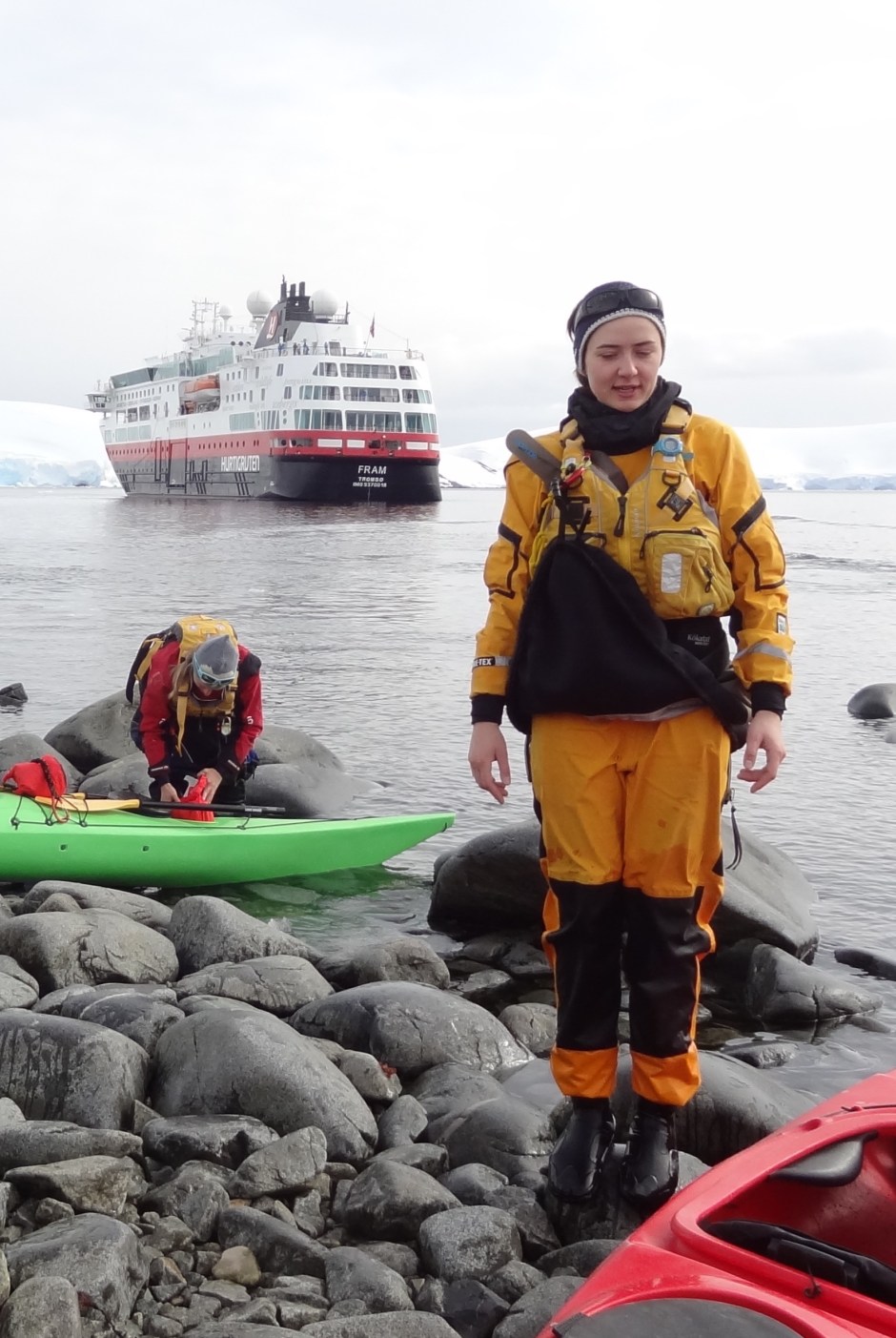 Liselotte Kahrs gir hurtigkurs i kajakkpadling