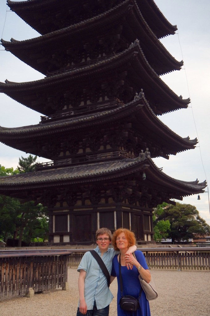Olav og Kirsten foran Five story Pagoda,